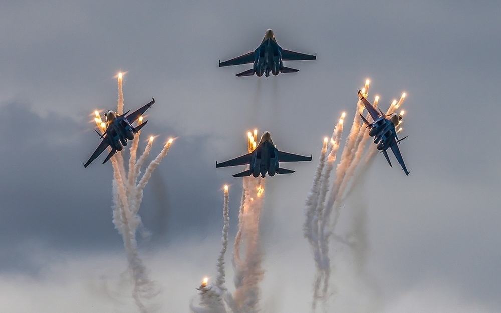 Экипажи Русских витязей провели воздушный показ над олимпийским Сочи