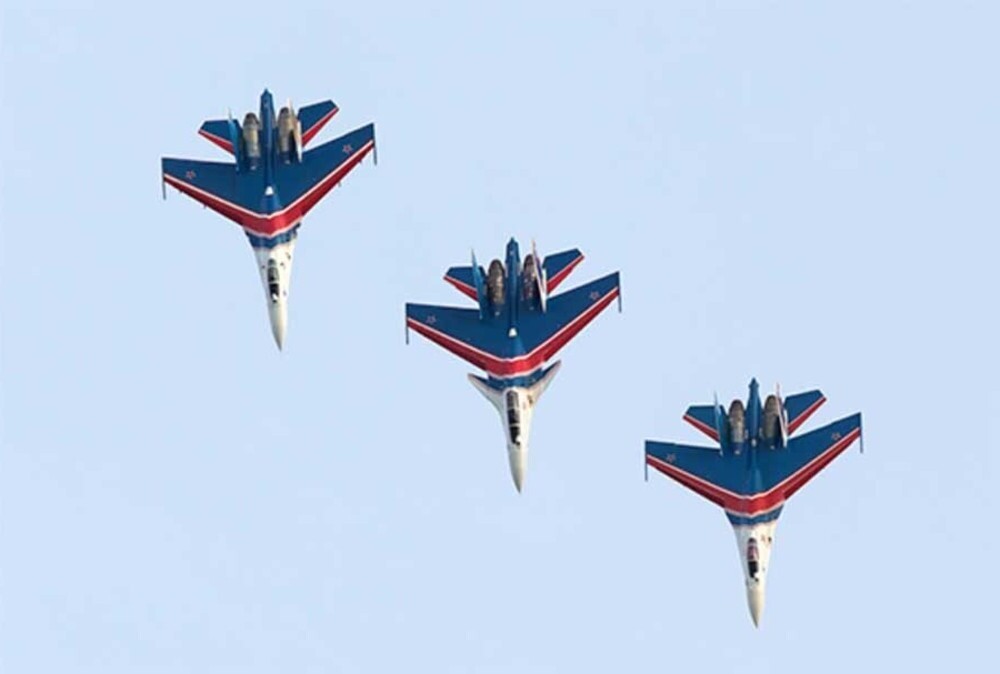 Русские Витязи провели уникальные полеты с выполнением пилотажа на трех типах самолетов в едином строю