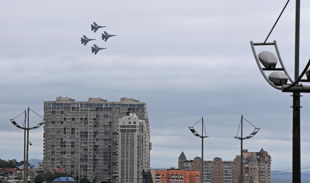 Авиационная группа высшего пилотажа Русские Витязи выступит во Владивостоке в День Военно-Морского Флота России