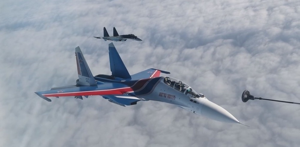 Экипажи Русских Витязей, истребителей и бомбардировщиков Липецкого авиацентра ВКС отработали дозаправку в воздухе